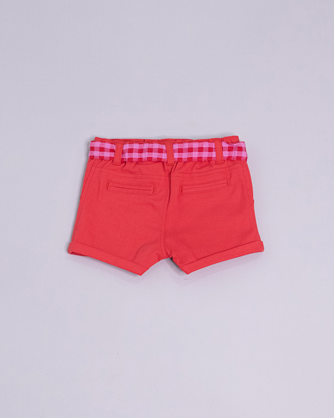 Short rojo con cinturón de cuadros