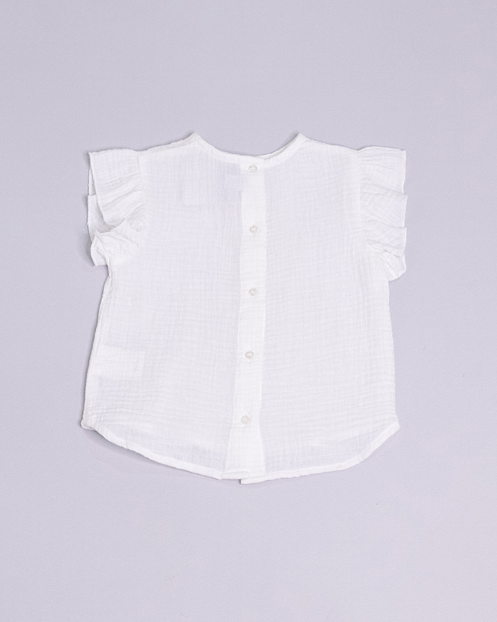 Blusa blanca con volantes en las mangas