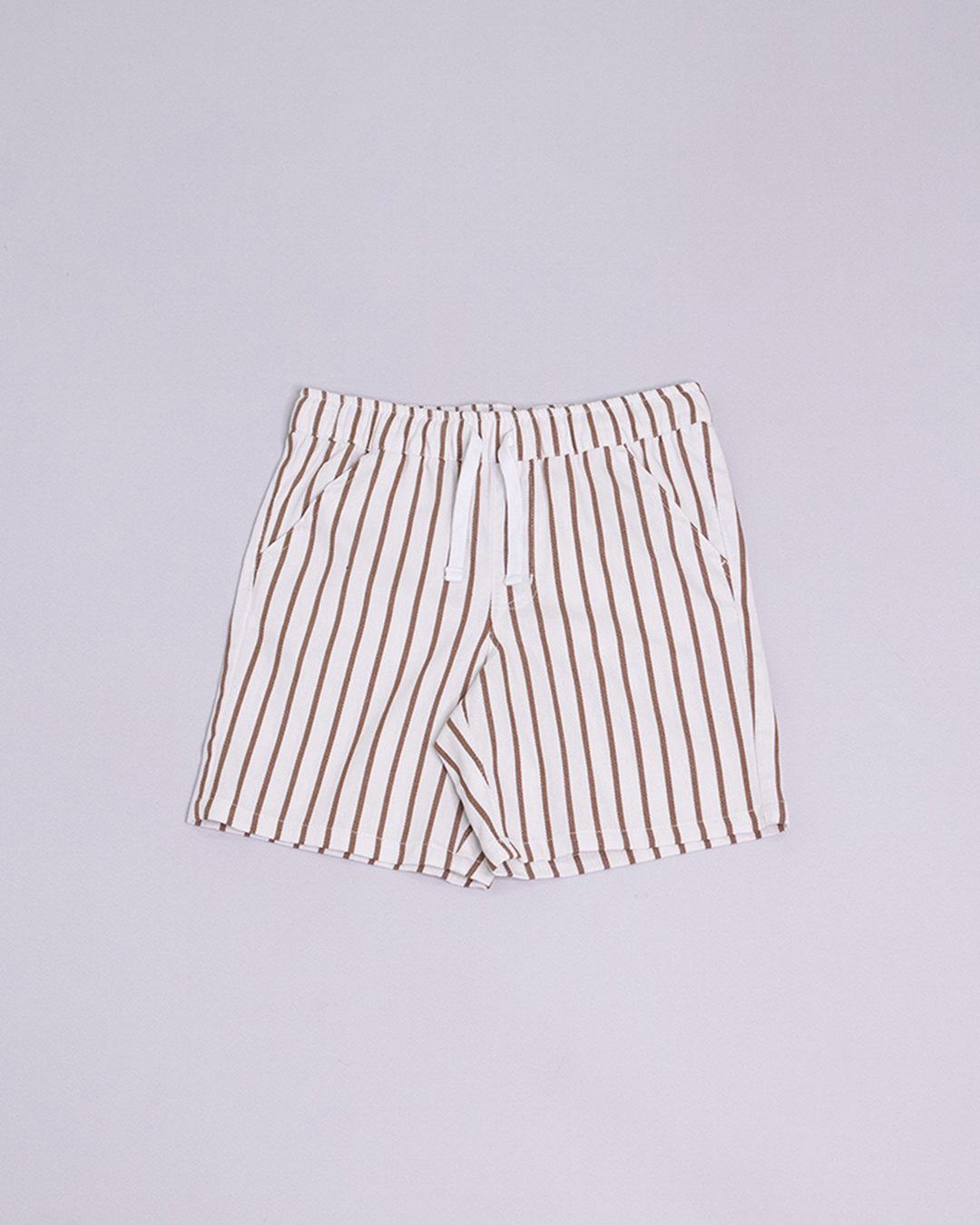 Short de rayas blancas y marrones