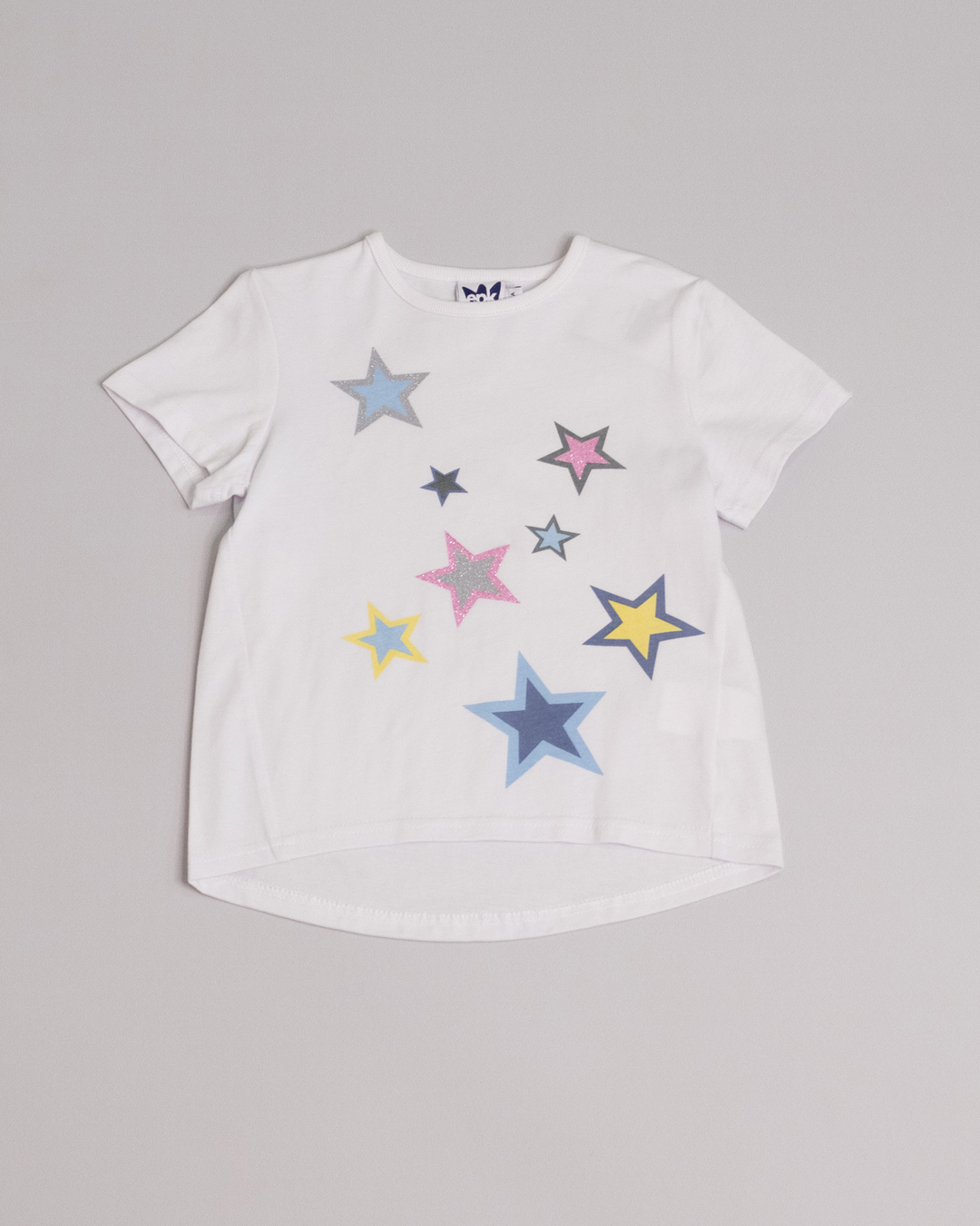 Franela manga corta blanca con gráfico de estrellas multicolores