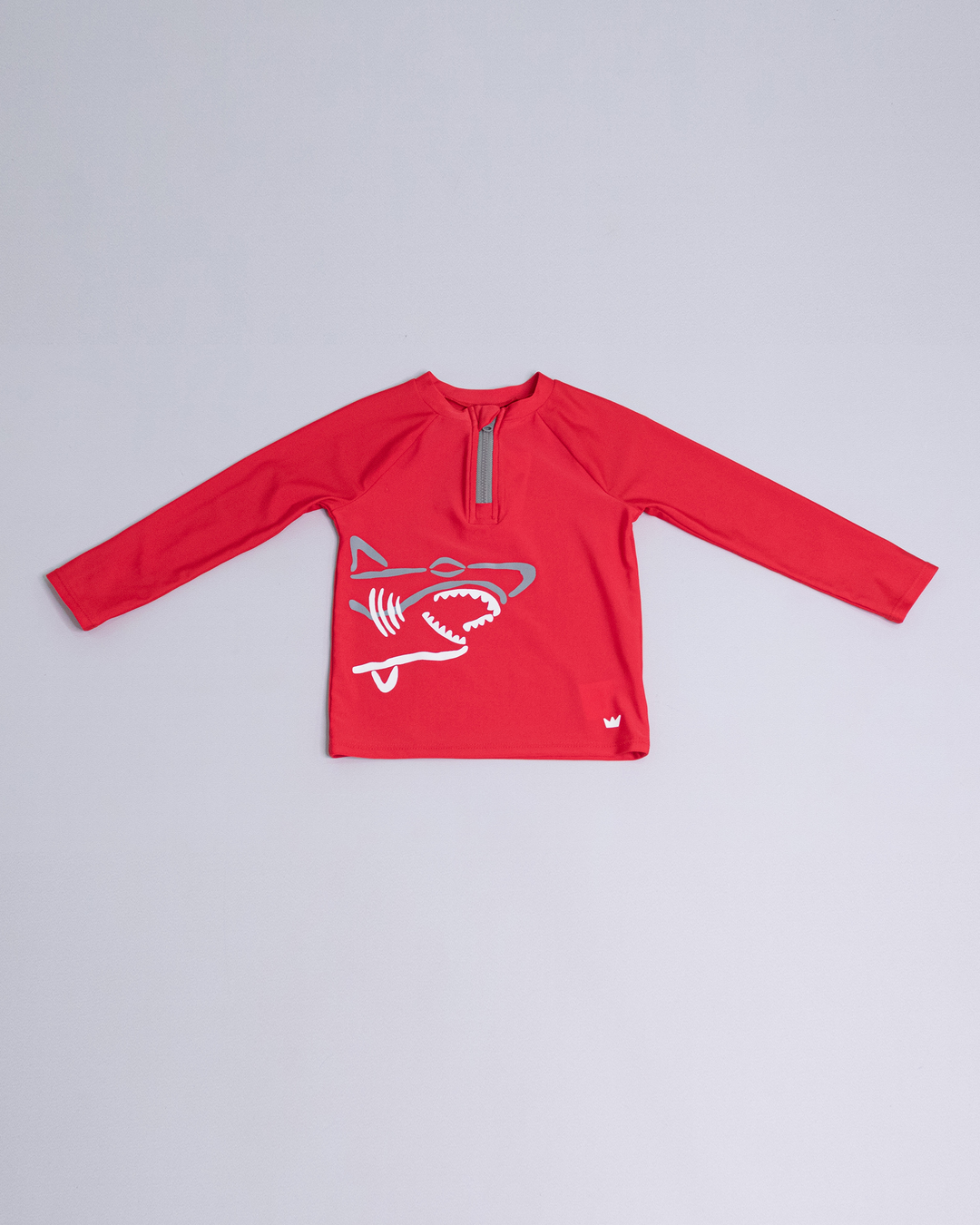 Camisa de agua roja con tiburones grises y blancos