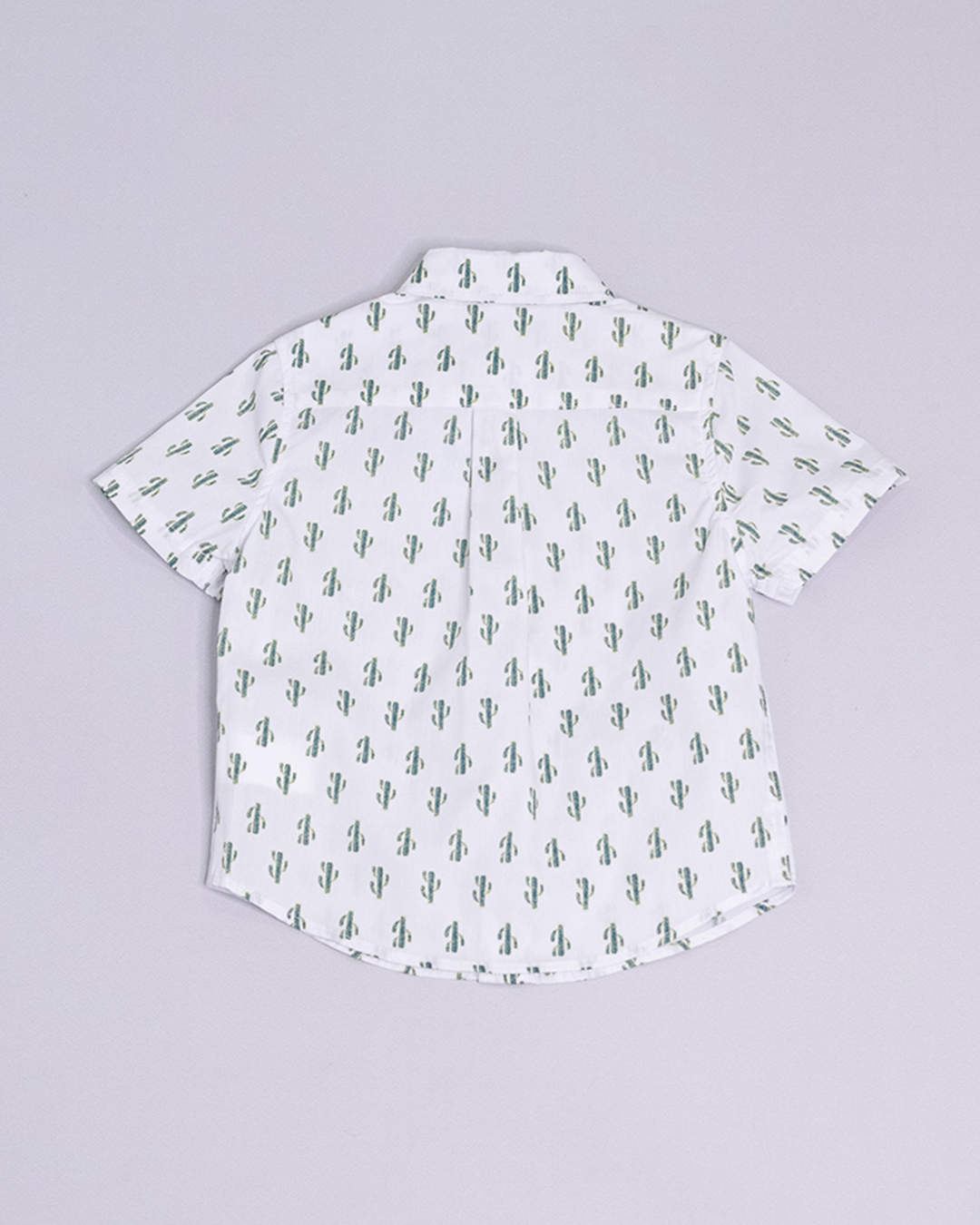 Camisa blanca manga corta con estampado de cactus