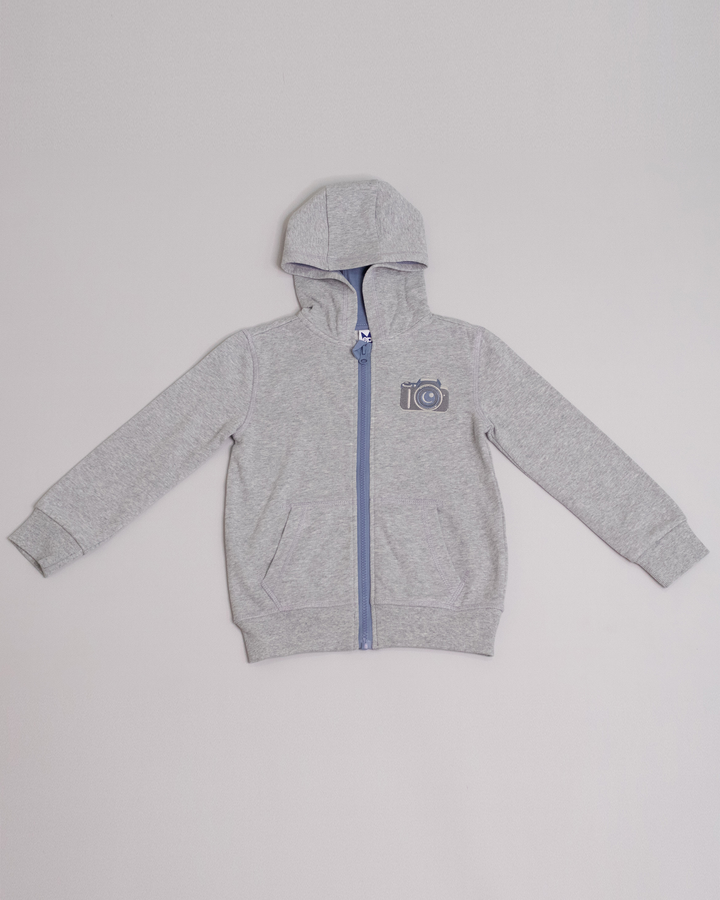 Sweatshirt gris con parche de cámara