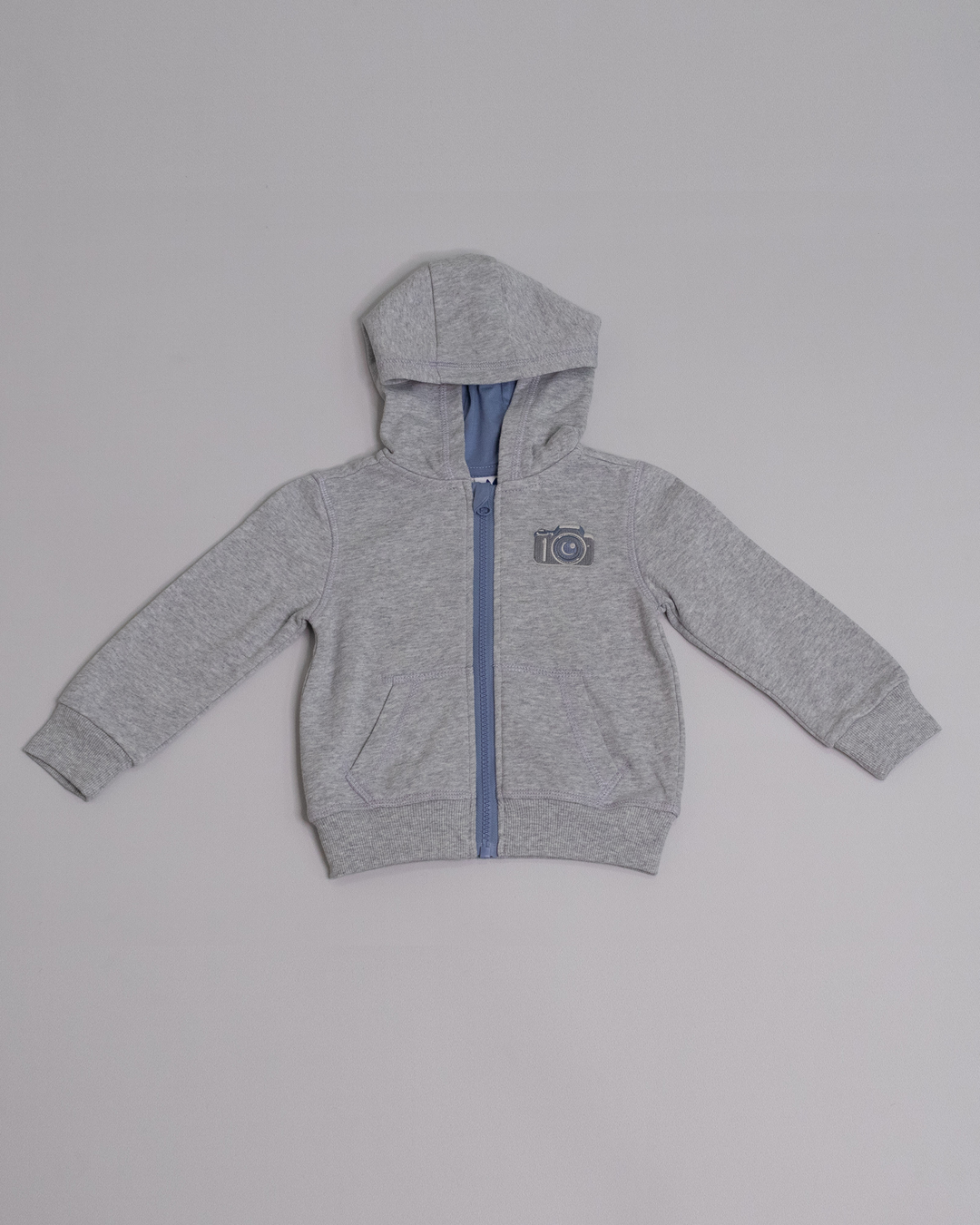 Sweatshirt gris con parche de cámara