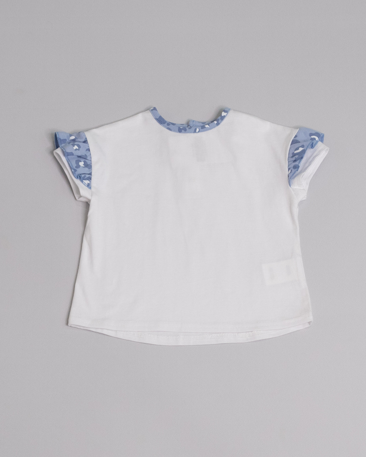 Franela blanca con volantes en las mangas con estampado de animal print azul