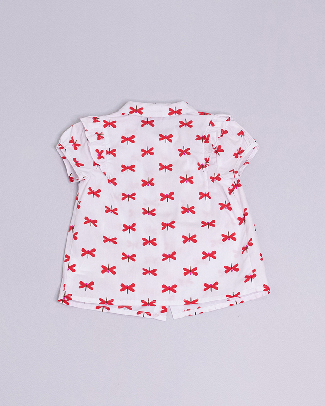 Blusa blanca manga corta con libélulas rojas