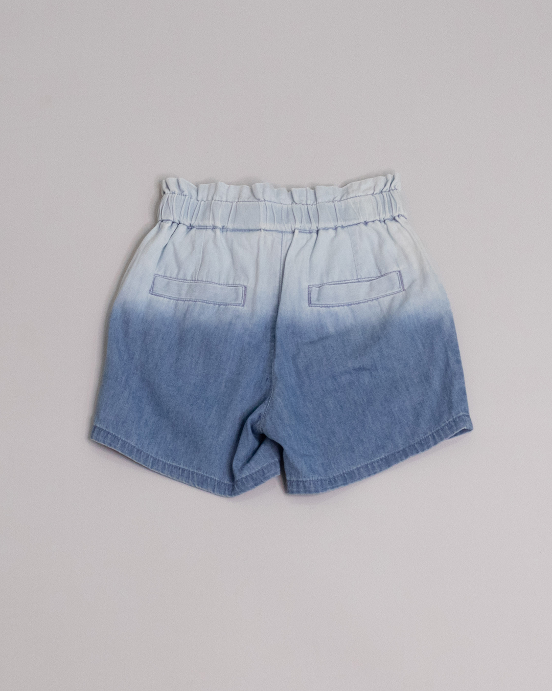 Short de chambray con efecto degradé con elástico en la cintura