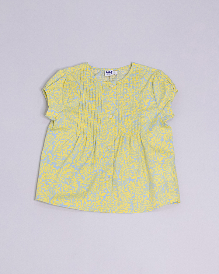 Blusa manga corta con estampado amarillo y azul