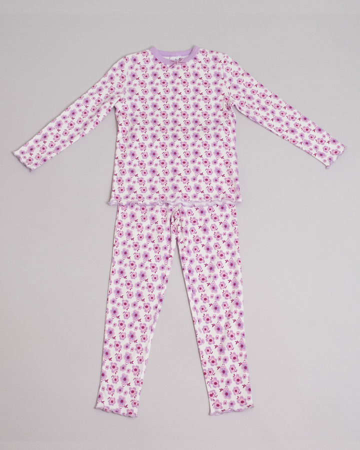 Pijama blanca con estampado de flores