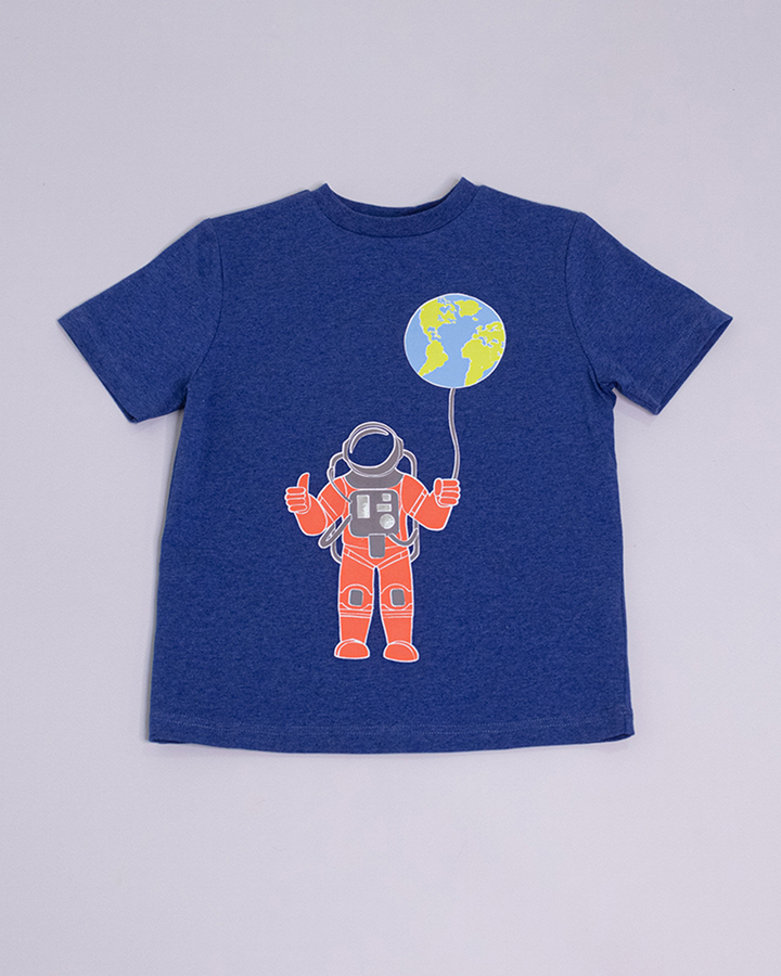 Franela manga corta de color azul marino con gráfico de astronauta