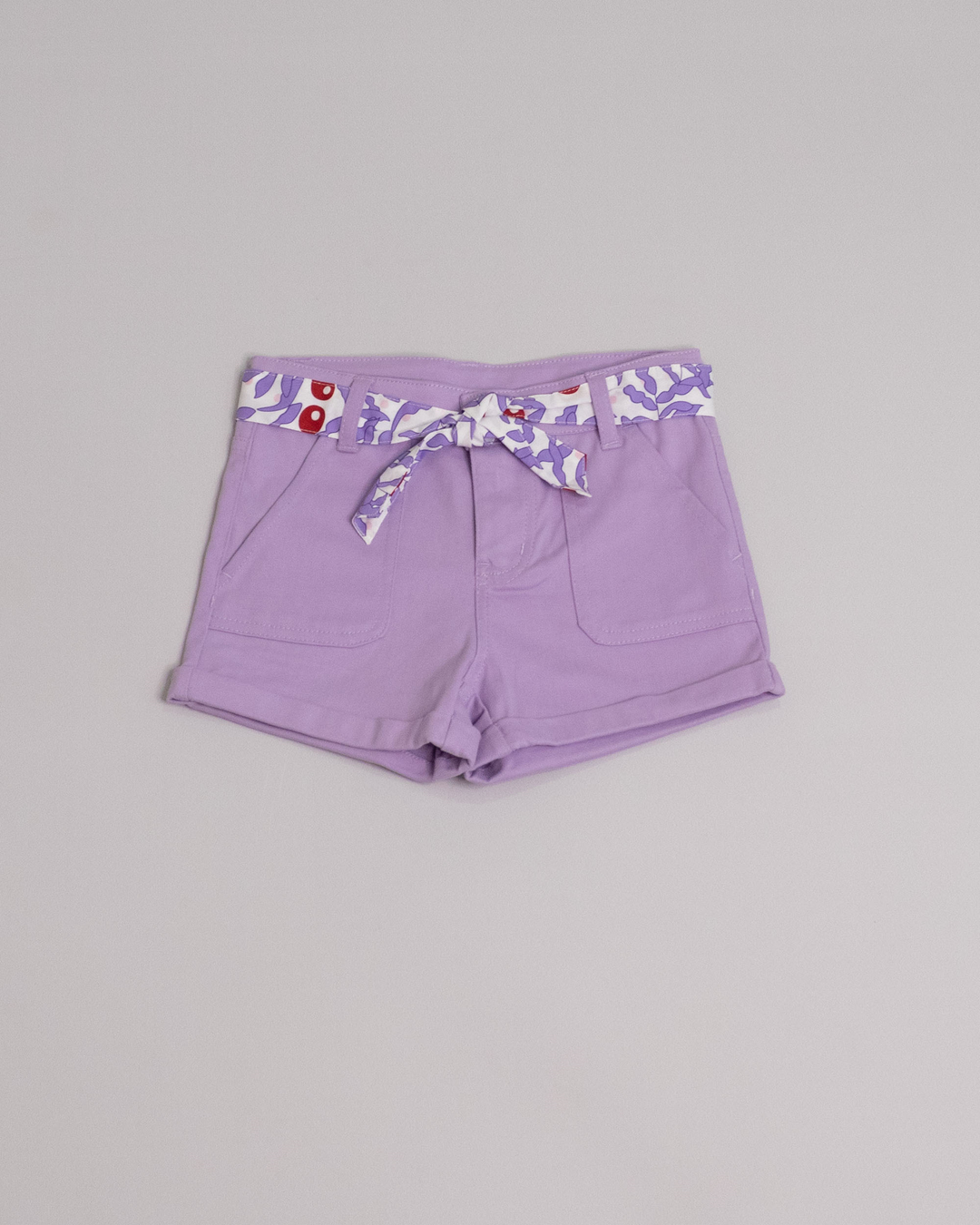 Short morado con cinturón estampado