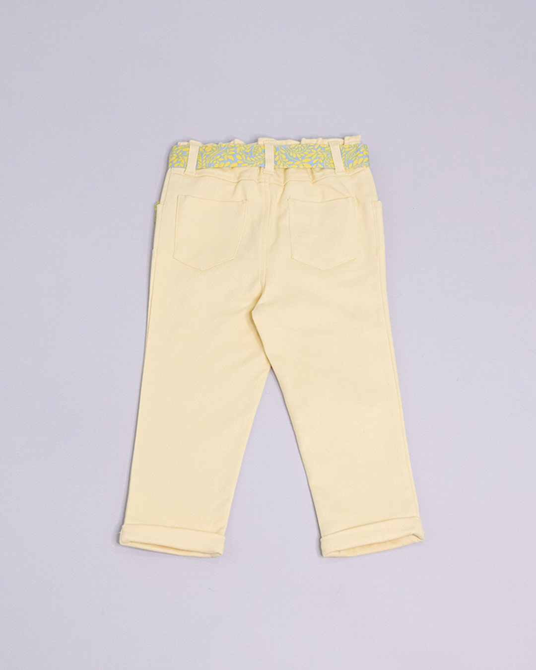 Pantalón amarillo con cinturón estampado