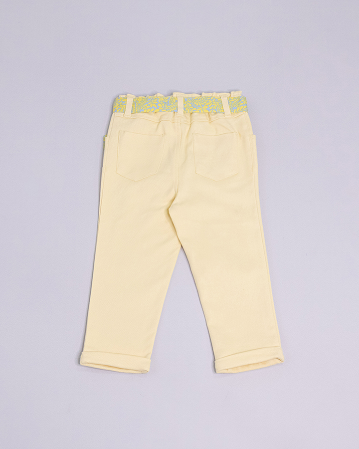 Pantalón amarillo con cinturón estampado