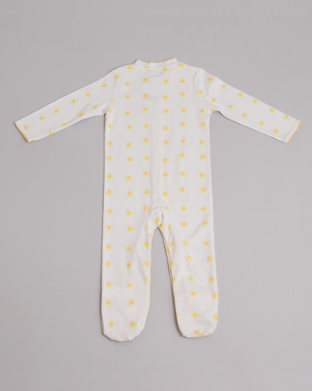 Pijama blanca con estampado de soles amarillos