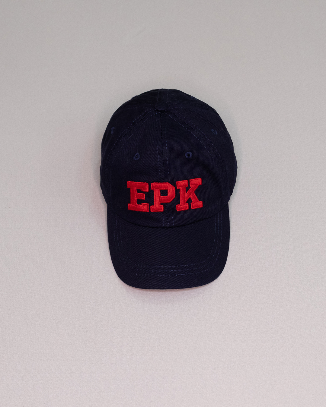 Gorra azul marino con letras EPK en rojo