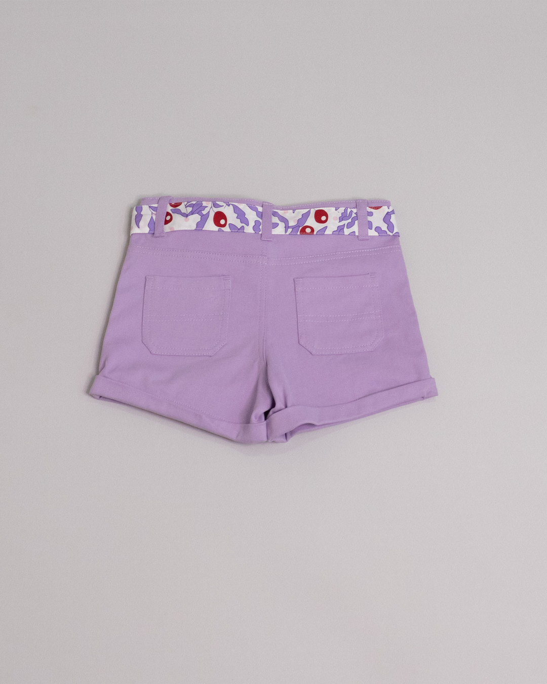 Short morado con cinturón estampado