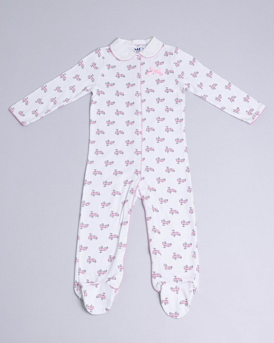 Pijama blanca con carritos rosados estampados