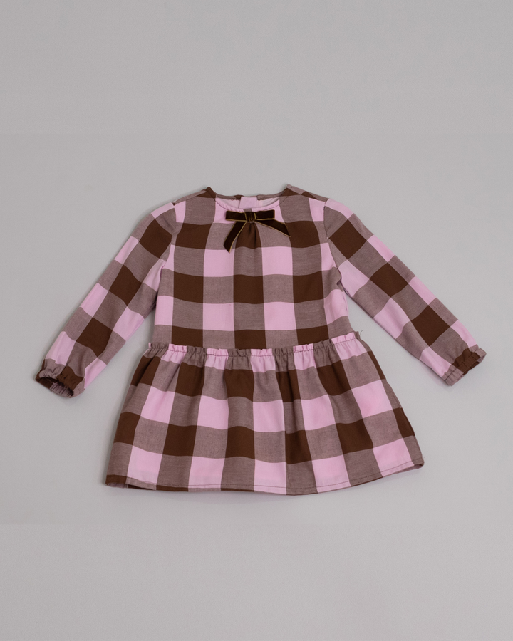 Vestido de cuadros rosados y marrón con lazo de terciopelo marrón