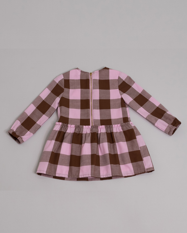 Vestido de cuadros rosados y marrón con lazo de terciopelo marrón
