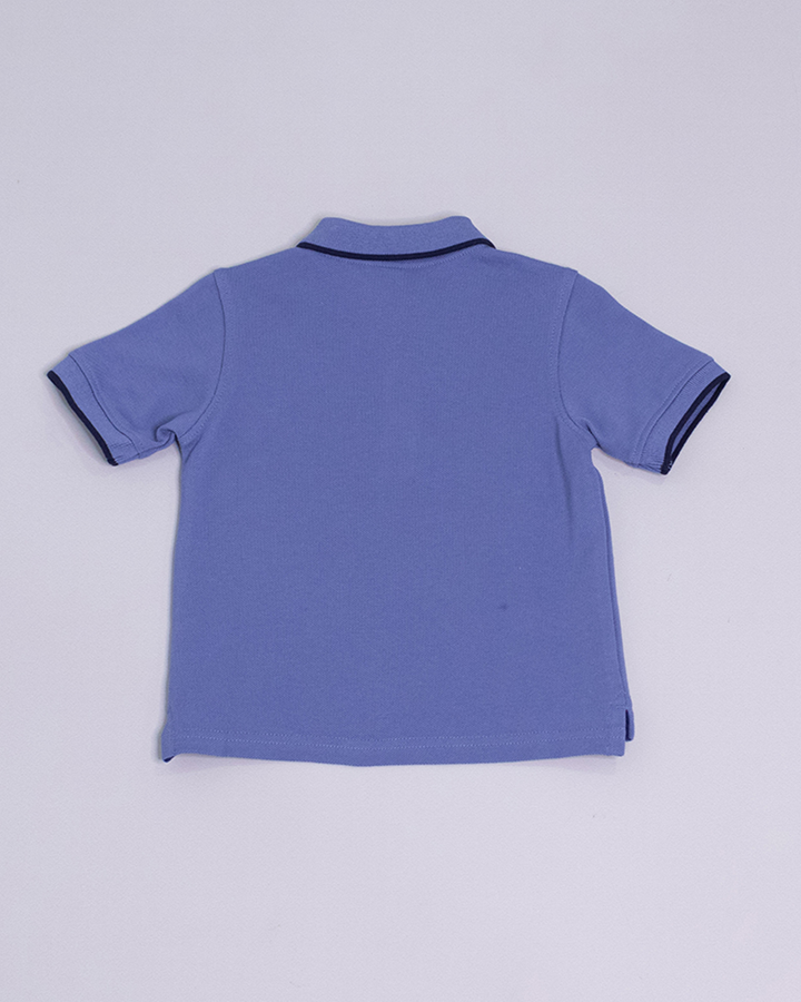 Chemise azul manga corta con rayas azul marino en mangas y cuello, con un planeta bordado