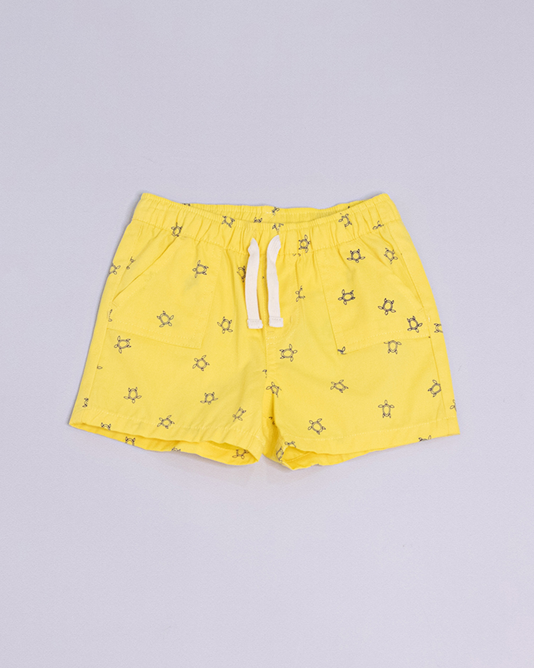 Short amarillo con tortugas y elástico en la cintura