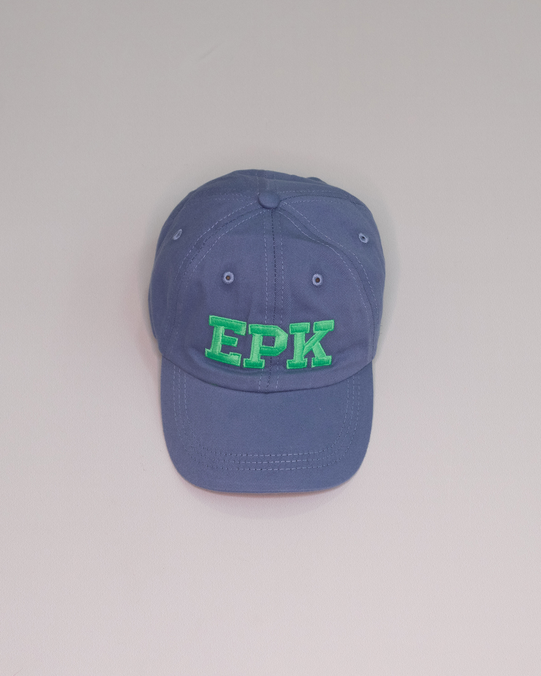 Gorra azul con letras EPK en verde