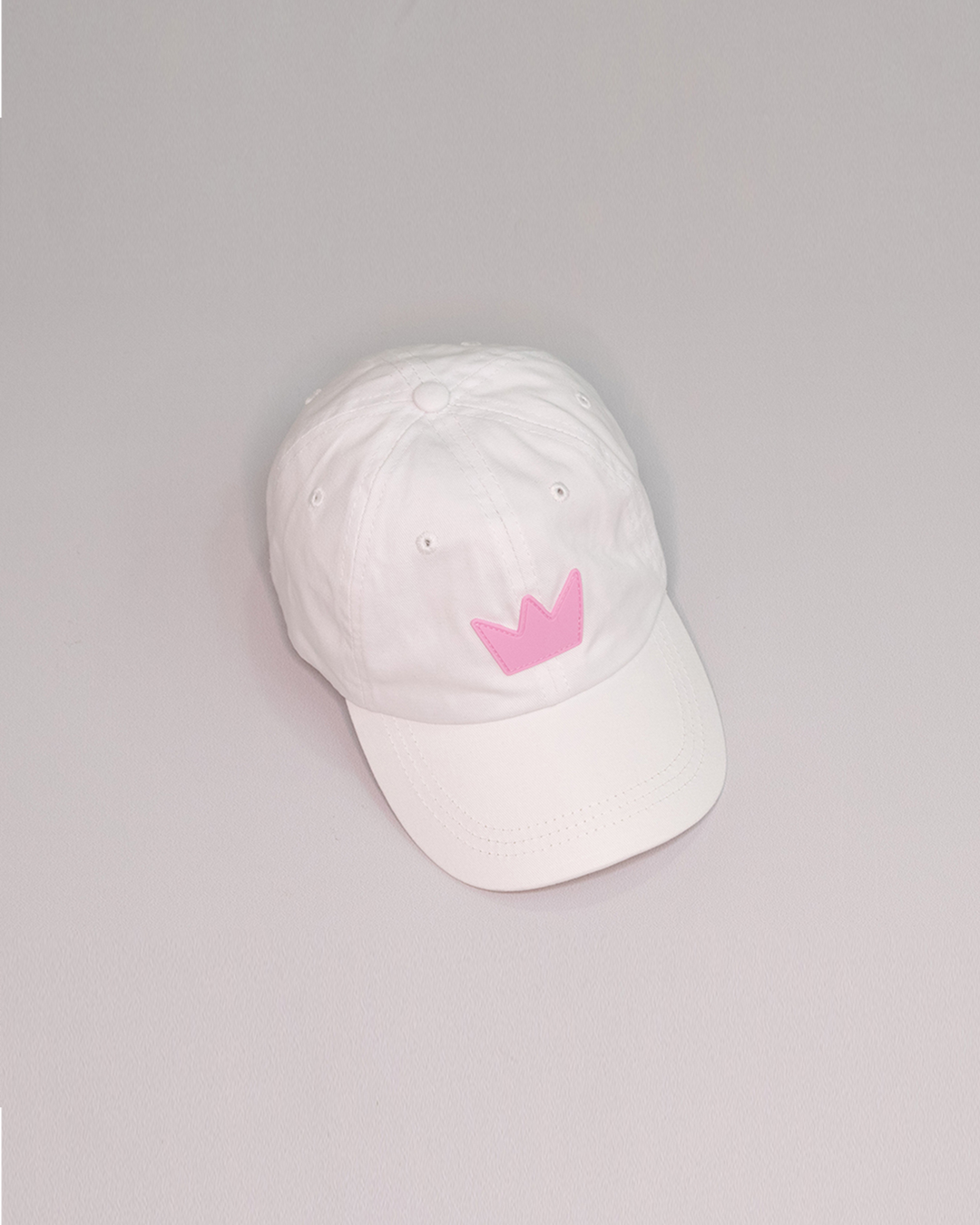 Gorra blanca con corona rosada