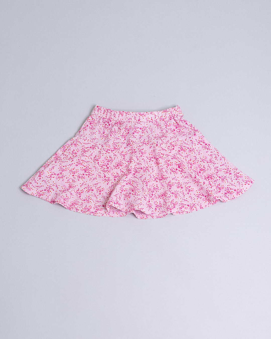 Falda estampada de flores rosadas y blancas con cinturón