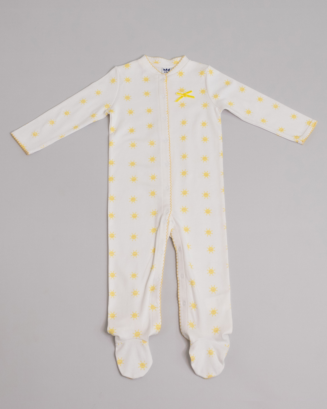 Pijama blanca con estampado de soles amarillos