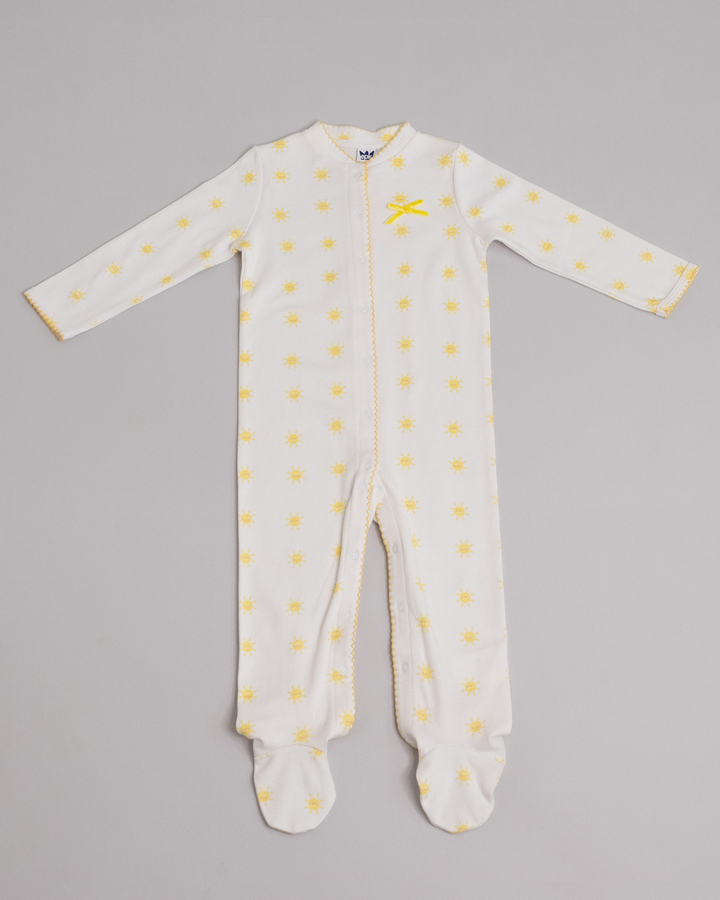 Pijama blanca con estampado de soles amarillos