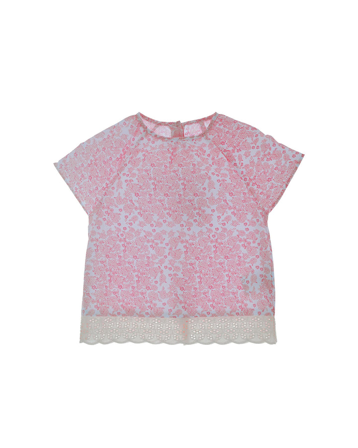 Blusa con estampado de flores rosadas y detalle de tira bordada en el ruedo