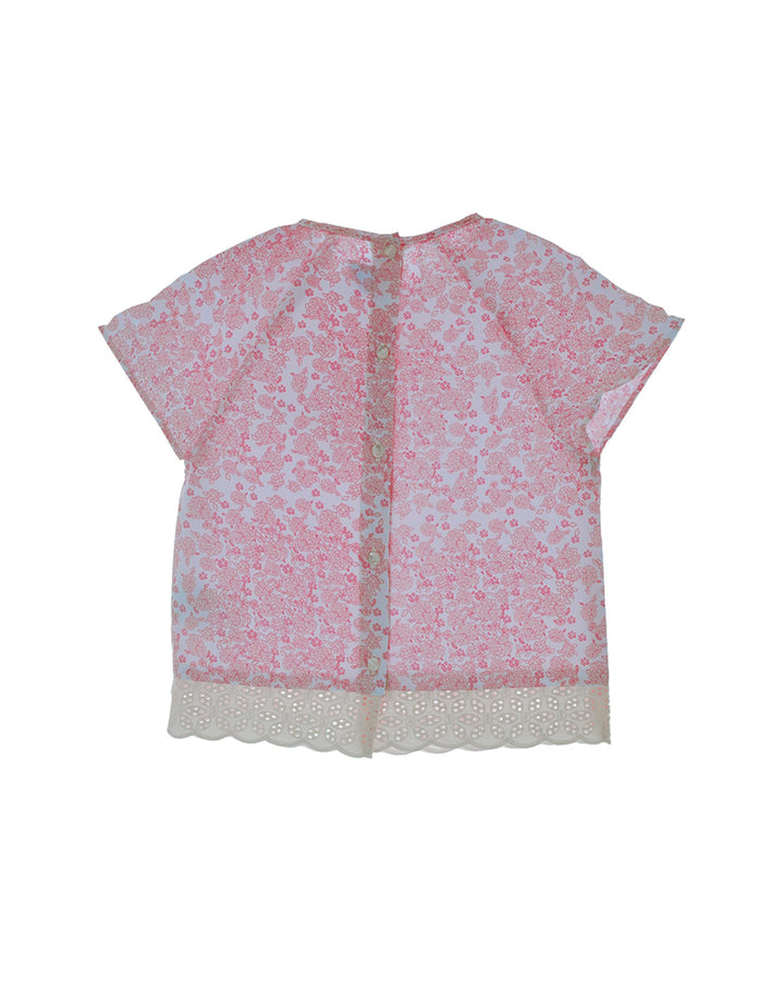 Blusa con estampado de flores rosadas y detalle de tira bordada en el ruedo