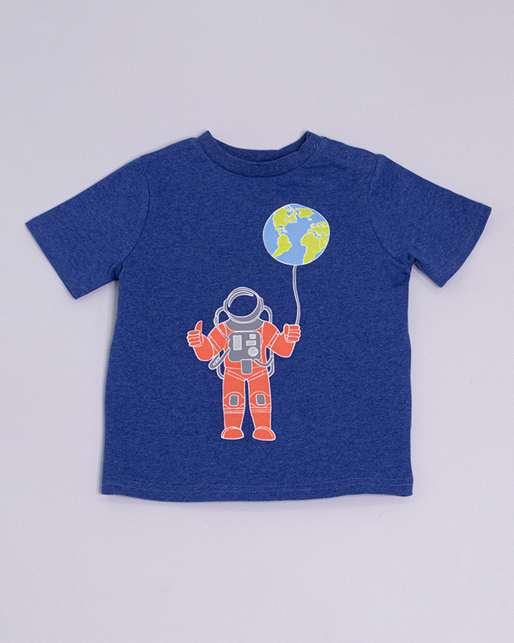 Franela azul marina con gráfico de astronauta