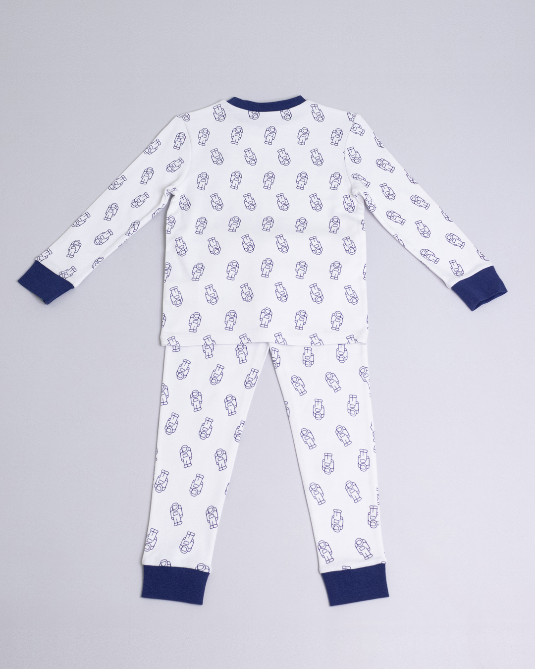 Pijama blanca con astronautas con cuello, mangas y tobilleras en color azul marino