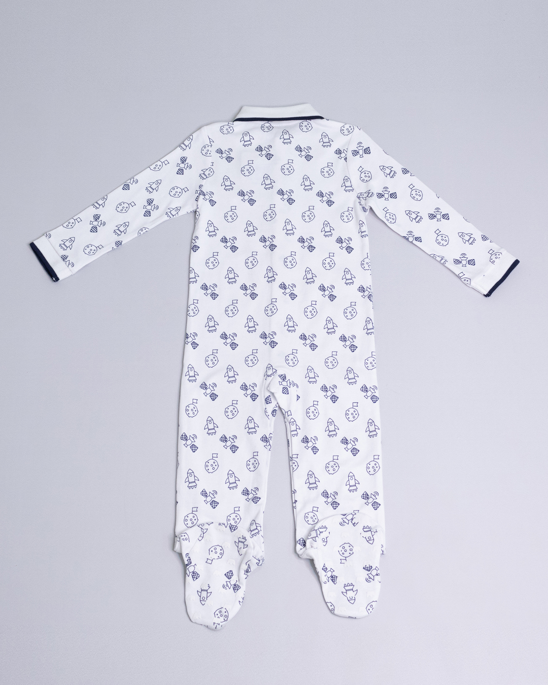 Pijama blanca con figuras del espacio