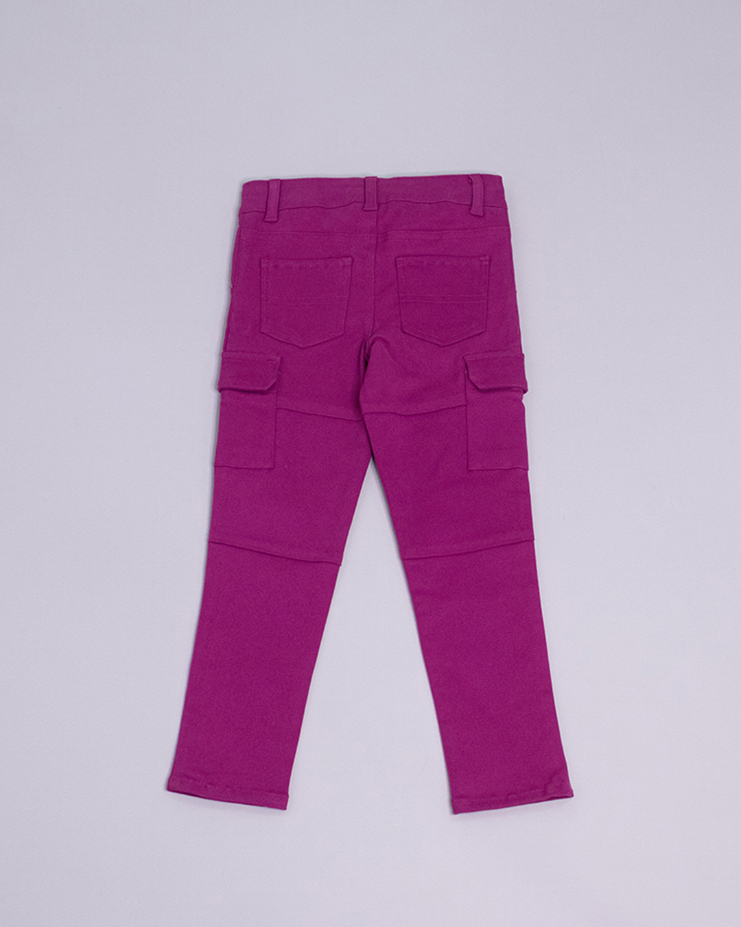 Pantalón cargo de color magenta y bolsillos a los lados