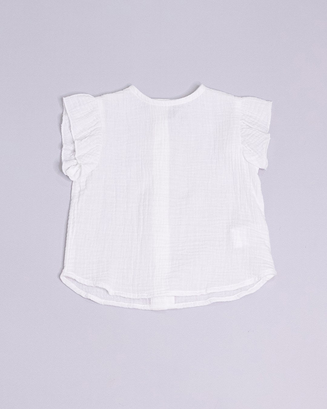 Blusa blanca con volantes en las mangas