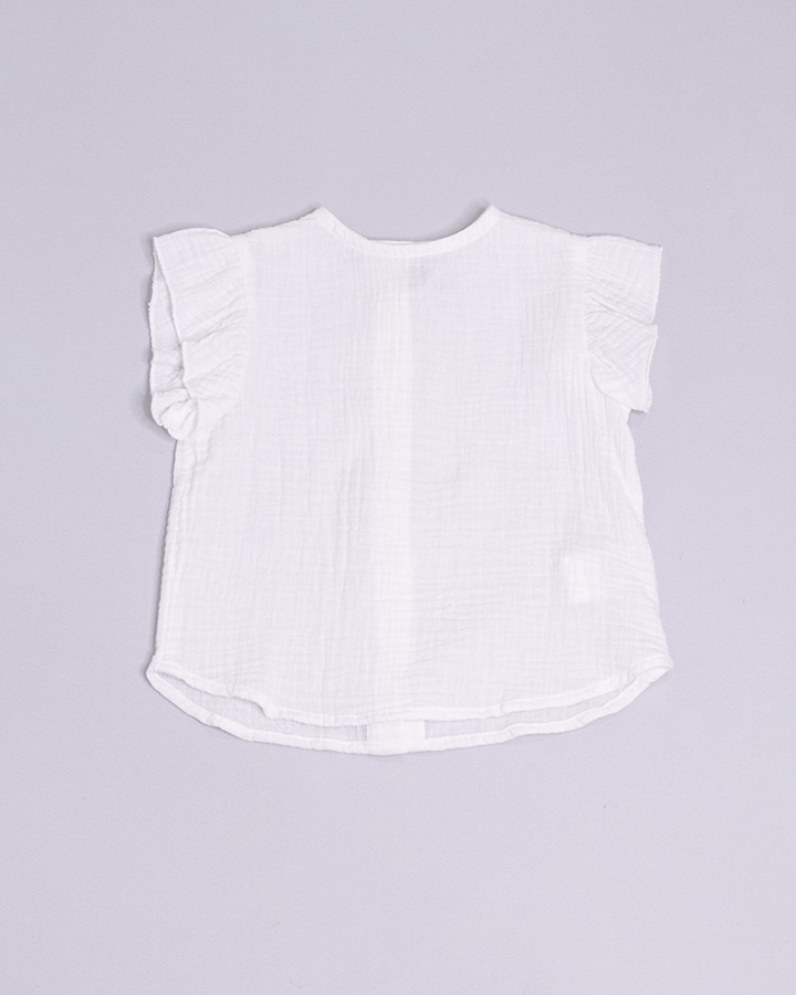 Blusa blanca con volantes en las mangas
