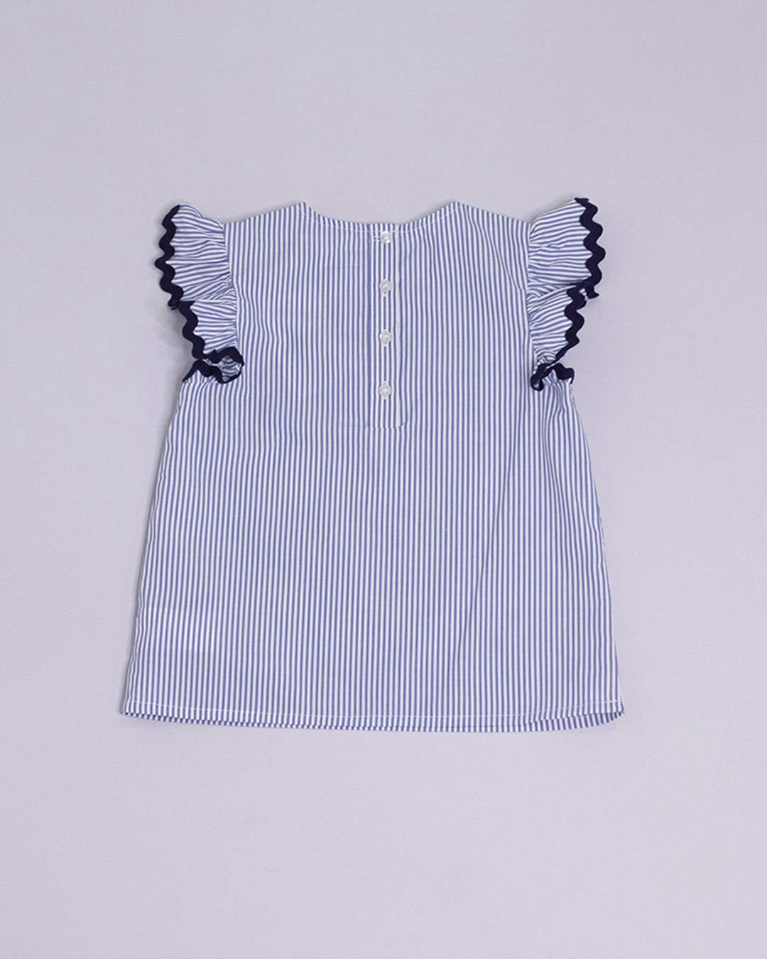 Blusa sin mangas de rayas azules y blancas, con volantes y cinta rick rack azul marino