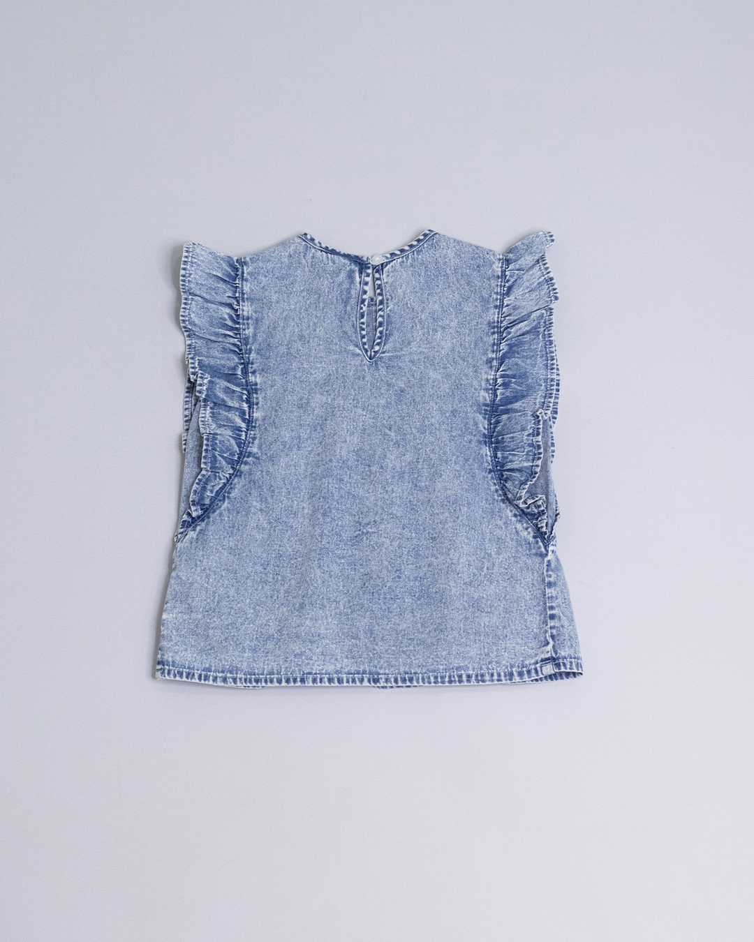 Blusa sin mangas chambray con volantes