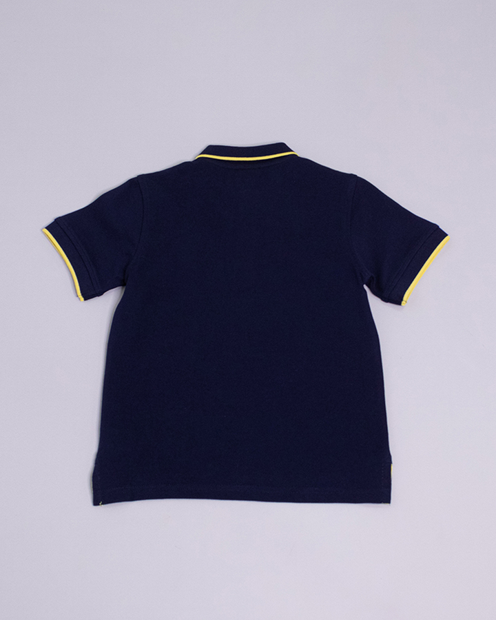 Chemise azul marina manga corta con rayas amarillas en mangas y cuello, con una tortuga bordada