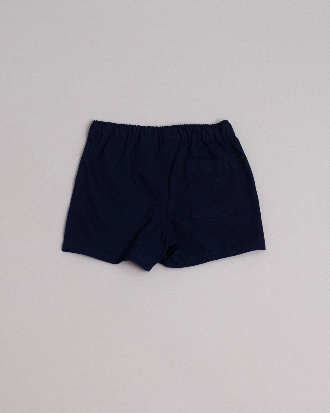 Short azul marino con elástico en la cintura