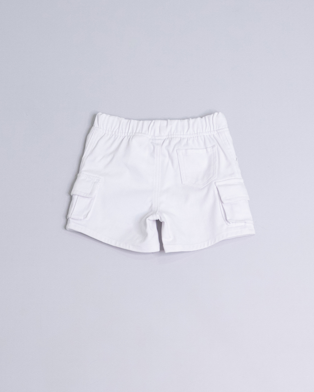 Short blanco con bolsillos y elástico en la cintura