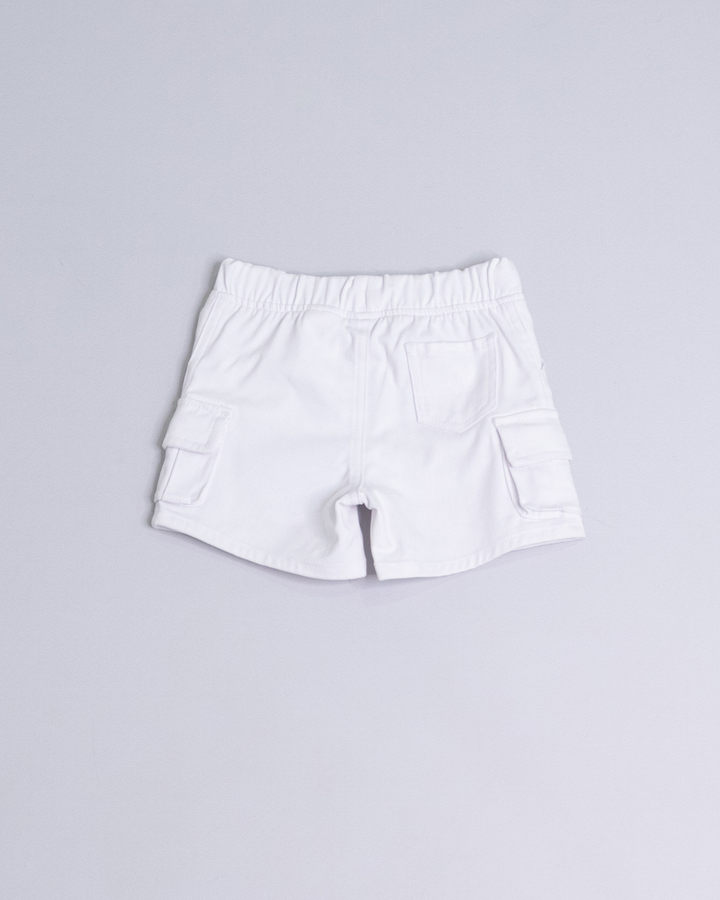Short blanco con bolsillos y elástico en la cintura