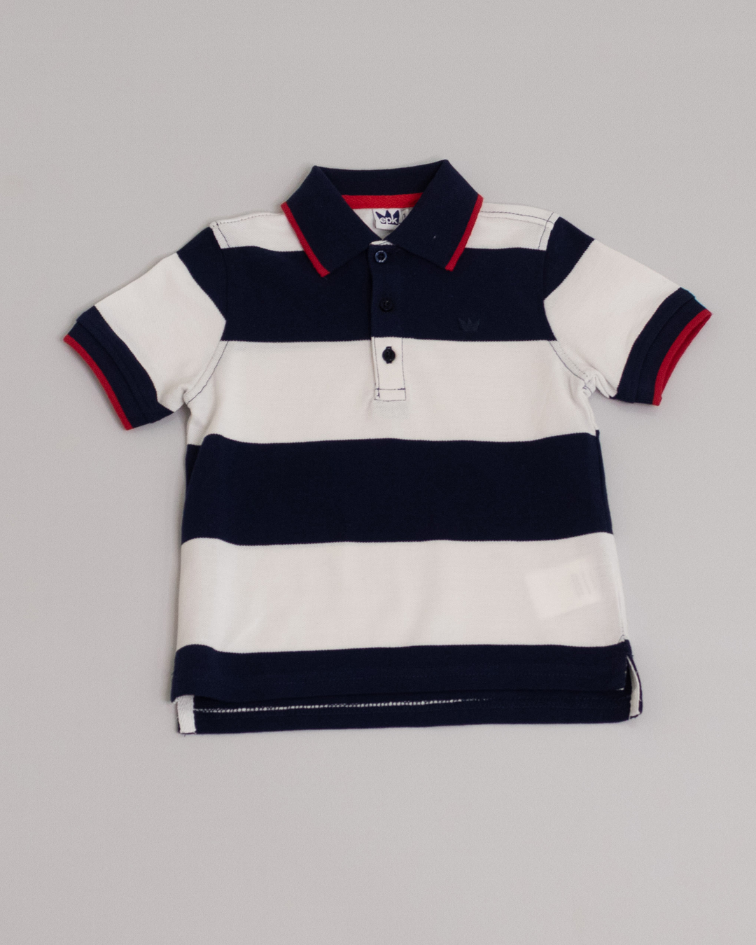 Chemise de rayas blancas y azul marino con raya roja en mangas y el cuello