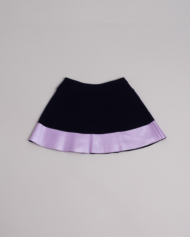 Falda azul marino con franja morada metalizada