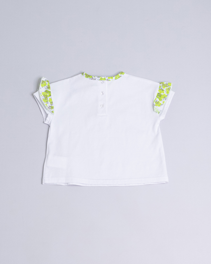 Franela blanca con volantes en las mangas con estampado de flores