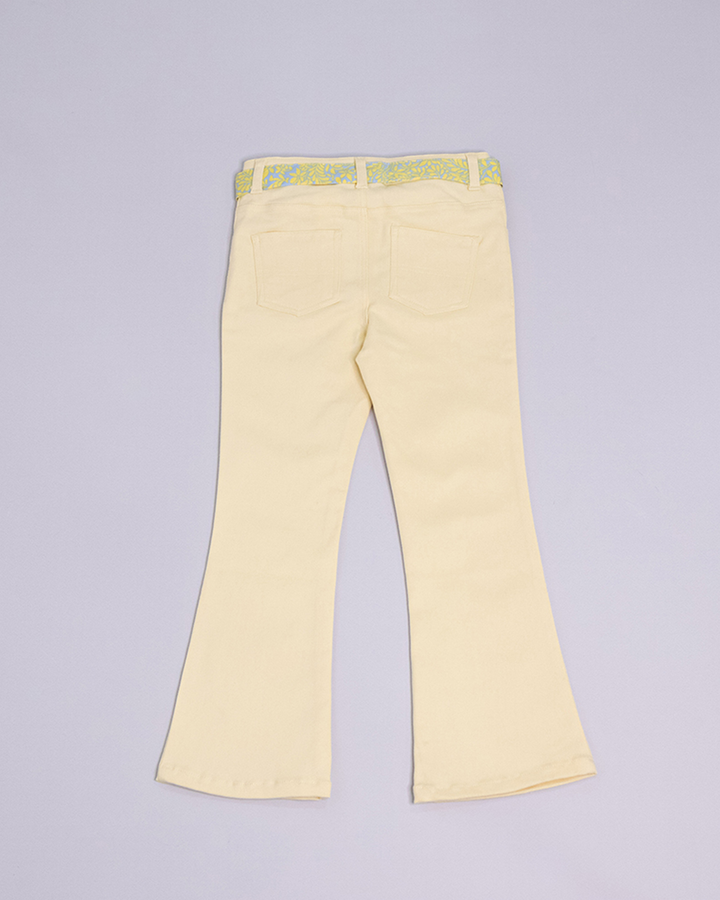 Pantalón bota ancha de color amarillo con cinturón estampado