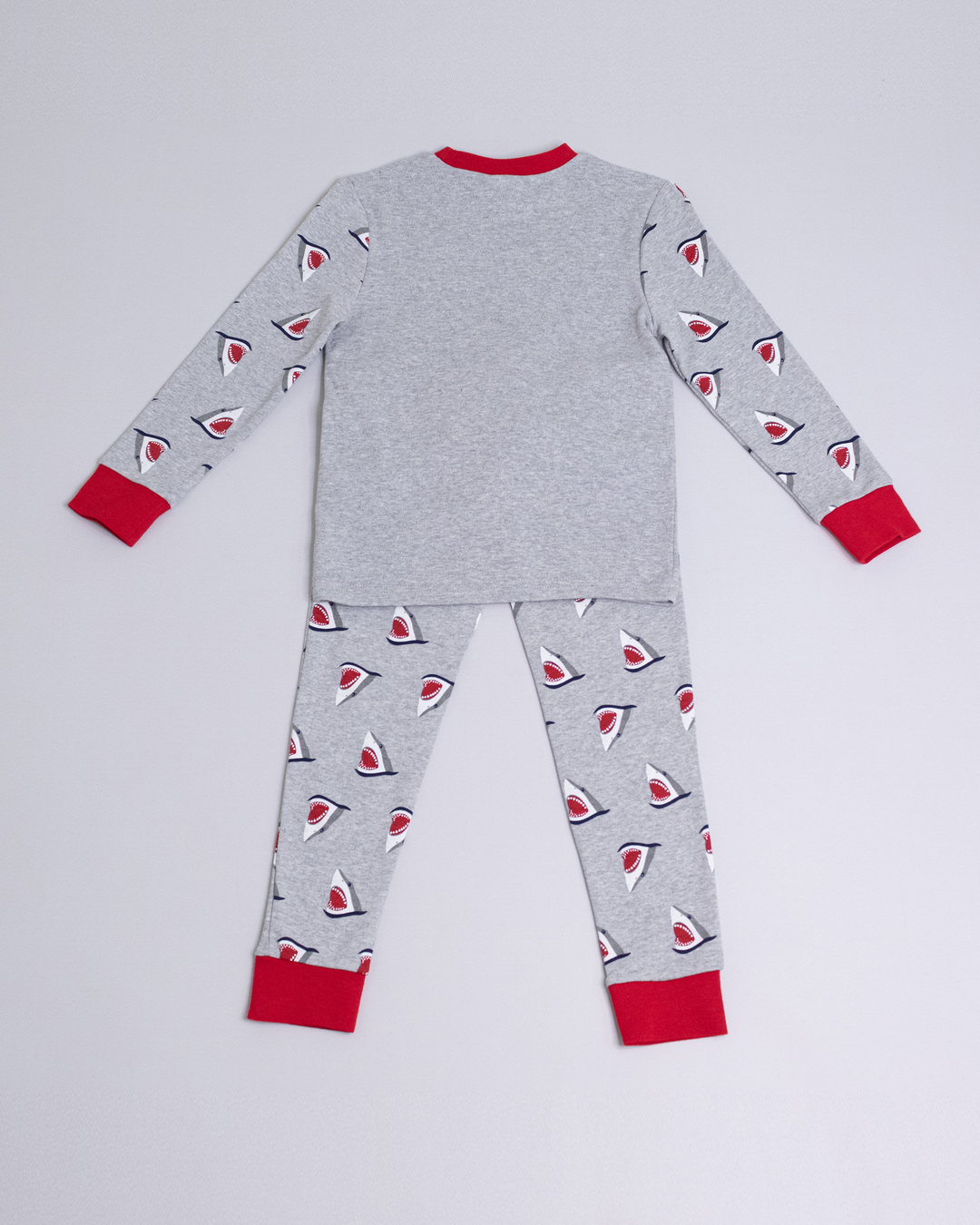 Pijama gris con gráfico de tiburón con detalles en el cuello, mangas y tobillos en rojo