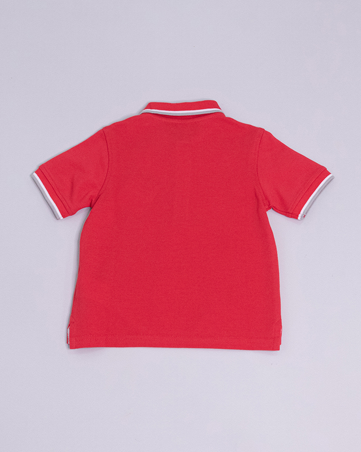 Chemise roja manga corta con rayas blancas en mangas y cuello, con un tiburón bordado